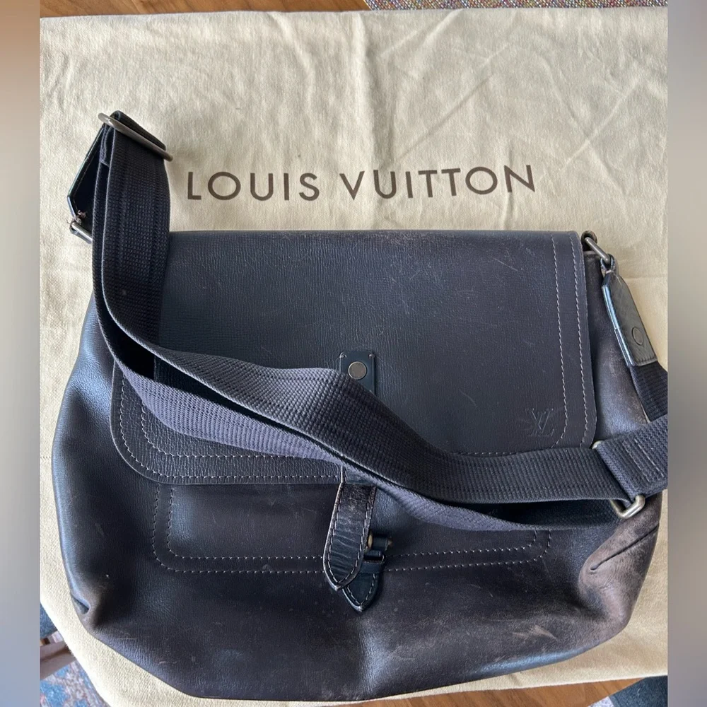 Louis Vuitton Omaha Messenger Bag with dust bag - Picture 1 of 8